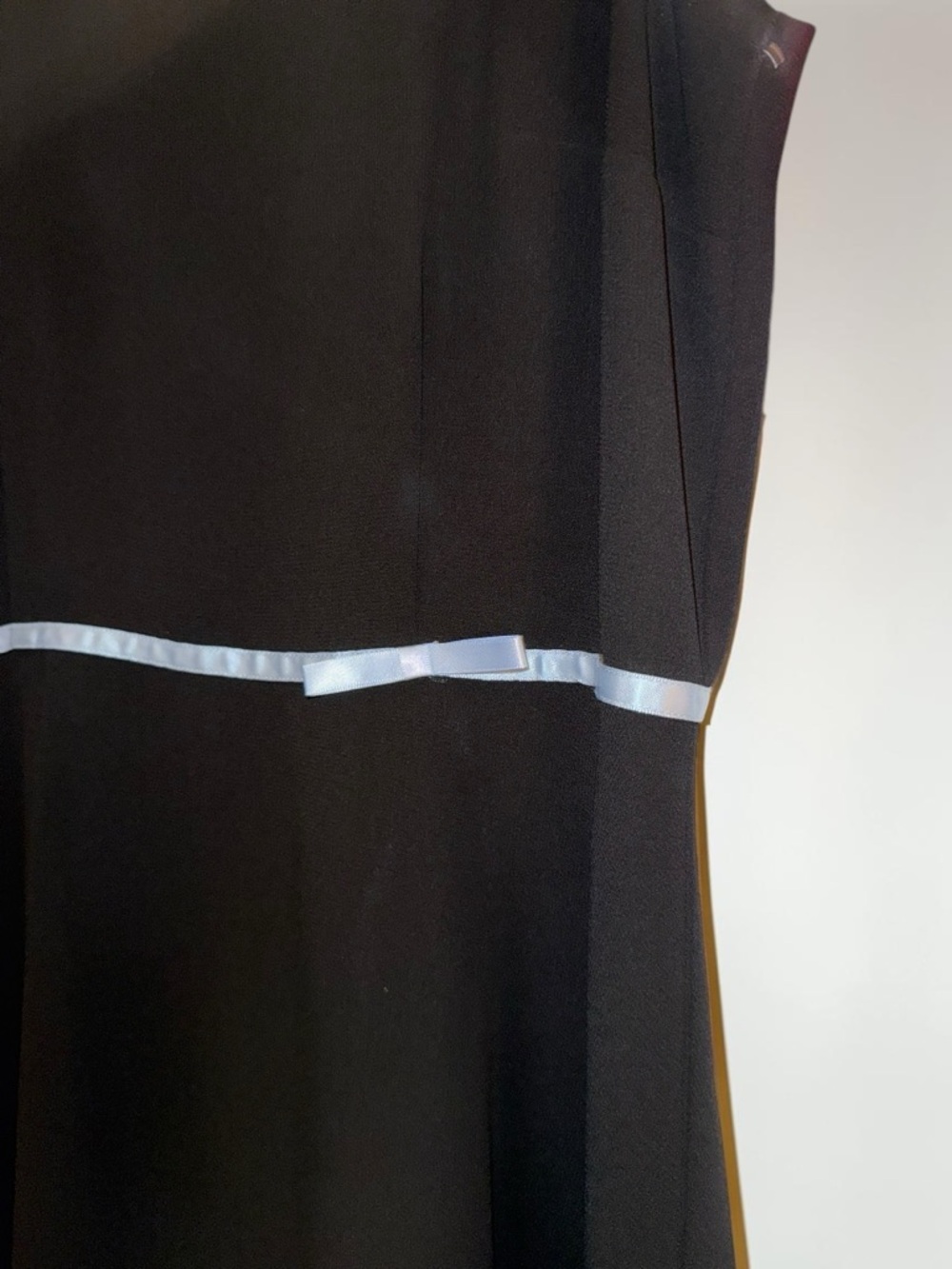 Sleeveless dress with empire waist and minimalist bow detail - Picture 5 of 7